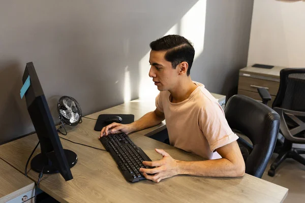 Симпатичный Работник Мужчина Отправляет Письма Проверяет Социальных Сетях Офисный Компьютер — стоковое фото