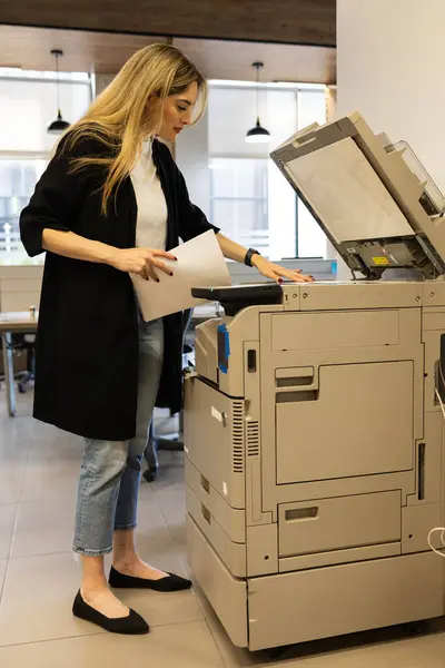 Kaukaska Pracownica Wykonująca Kopie Dokumentów Serveral Pomocą Kopiarki Biurze — Zdjęcie stockowe