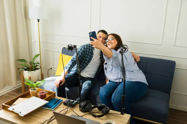 Hispanic Woman Taking Selfie Her Happy Guest Recording Podcast Episode — Stock Photo, Image
