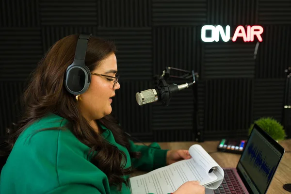 Latijnse Vrouw Met Koptelefoon Opname Podcast Show Radiostudio Tijdens Het — Stockfoto