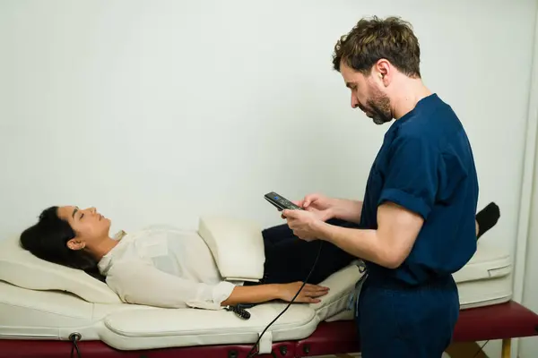 Doktor Alternatif Sağlık Kliniğinde Kadın Bir Hastaya Andülasyon Terapisi Masajı — Stok fotoğraf