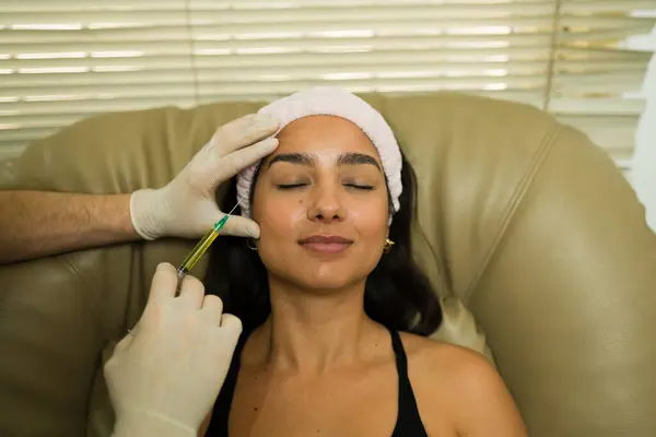 Attraktive Hispanische Frau Setzt Sich Plasma Injektionen Ins Gesicht Während Stockfoto