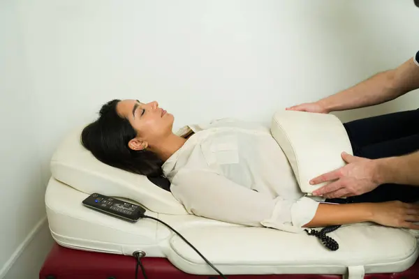 Lateinamerikanerin Der Wellness Klinik Bekommt Vibrationsmassage Oder Andullationstherapie Mit Der Stockbild