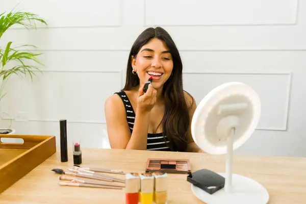 Usmívající Žena Pomocí Make Upu Světlé Moderní Místnosti Kosmetikou Položené — Stock fotografie