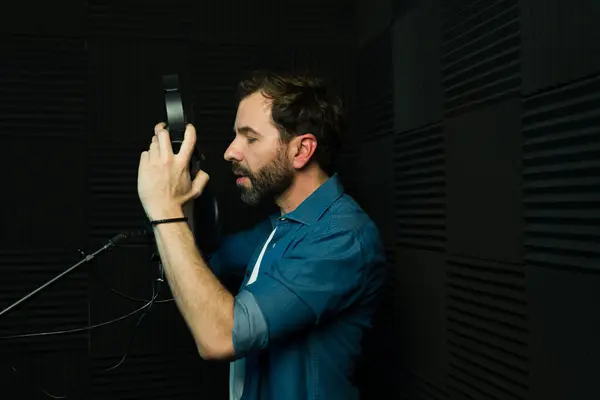 Técnico Áudio Masculino Afinando Microfone Estúdio Para Gravação — Fotografia de Stock