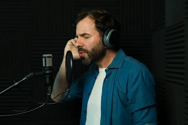 Homem Focado Estúdio Gravação Canta Apaixonadamente Microfone Com Fones Ouvido — Fotografia de Stock