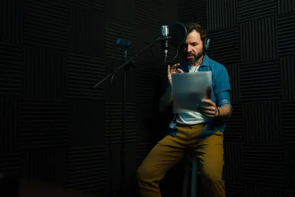 Ator Voz Masculino Envolvido Grava Áudio Enquanto Roteiro Estúdio Prova — Fotografia de Stock