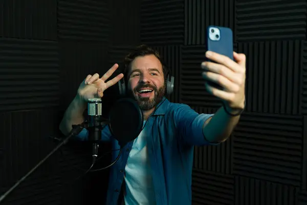 Allegro Podcaster Maschile Selfie Con Smartphone Durante Una Sessione Studio — Foto Stock