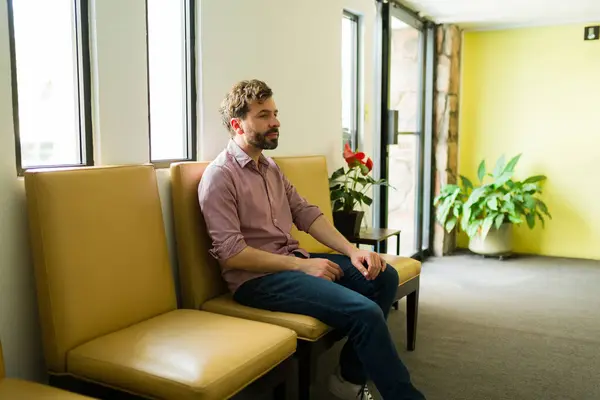 Glücklicher Mann Seinen Dreißigern Wartezimmer Der Wellness Klinik Der Auf lizenzfreie Stockfotos