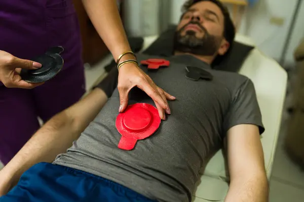 Hispanischer Mann Bekommt Alternative Medizin Therapie Und Versucht Magnetfeld Therapie Stockbild