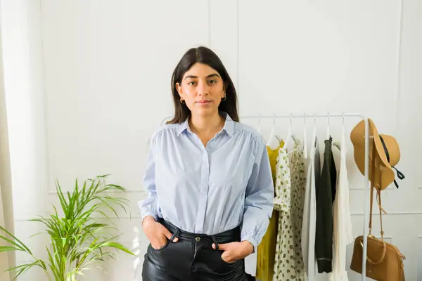 Junge Hispanische Unternehmerin Steht Stolz Ihrer Bekleidungsboutique Stockbild