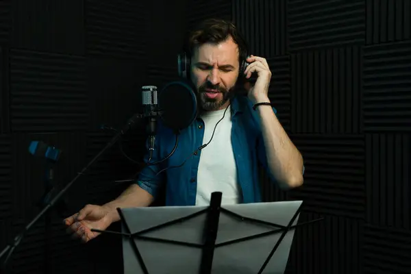 Hombre Con Auriculares Cantando Apasionadamente Micrófono Estudio Rodeado Espuma Acústica Imagen De Stock