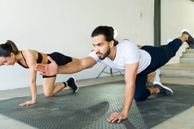 Spor meraklıları, istikrar ve çekirdek kuvvete odaklanan yorucu bir egzersize girişiyor.
