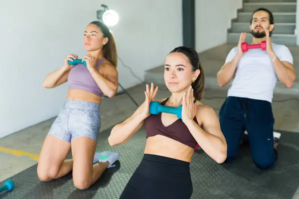 Tres Personas Que Participan Una Animada Clase Fitness Utilizando Mancuernas — Foto de Stock