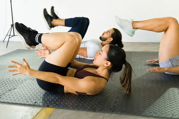 Mężczyźni Kobiety Wykonujący Ćwiczenia Brzucha Matach Klasie Fitness Zdjęcia Stockowe bez tantiem