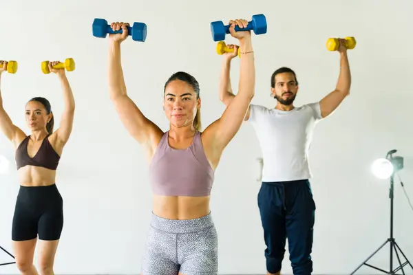 Tři Lidé Zvedají Činky Společně Fitness Třídě Nastavení Stock Fotografie
