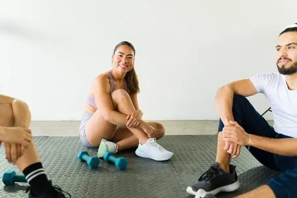 Skupina Různorodých Lidí Usmívá Odpočívá Během Fitness Třídy Posilovací Technikou Royalty Free Stock Fotografie