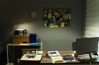 Karanlık atmosferi, kanıt panosu ve araştırma materyalleri olan dedektiflik bürosu.