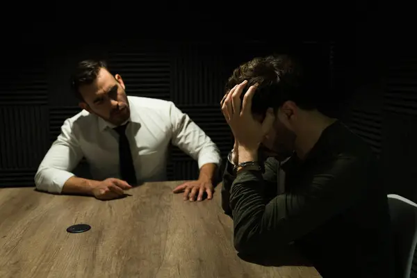 Detective Conducts Focused Interview Distraught Man Dimly Lit Interrogation Room — Stock Photo, Image