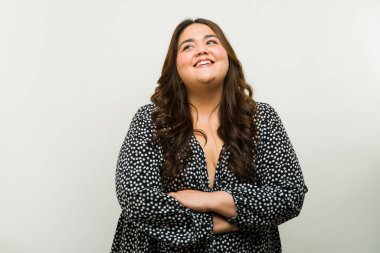 Şık, iri yarı bir kadın stüdyoda neşeli bir an yaşarken kendine güvenir.