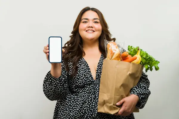 Happy Size Žena Pózuje Taškou Potravinami Ukazuje Prázdné Obrazovky Smartphone Stock Snímky