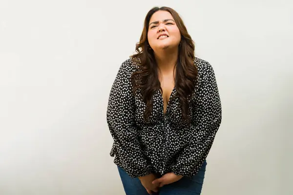 Tlustá Žena Nutkáním Jít Záchod Zatímco Bojuje Svým Problémem Inkontinence Stock Obrázky