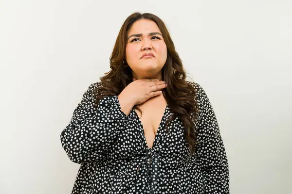 Gordura Mulher Hispânica Tocando Sua Garganta Sentindo Mal Doente Fundo Fotos De Bancos De Imagens Sem Royalties