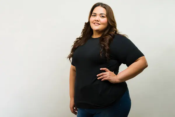 Burla Una Mujer Latina Bastante Curvilínea Posando Estudio Mientras Usa Imagen De Stock