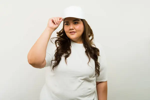 Modelo Feminino Size Posando Uma Tampa Branca Tee Contra Fundo Imagens De Bancos De Imagens Sem Royalties