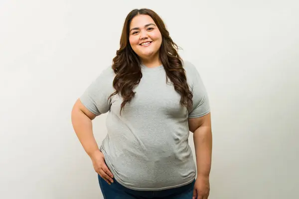 Αυτοπεποίθηση Συν Μεγέθους Γυναίκα Casual Ενδυμασία Στέκεται Ένα Χαμόγελο Ένα Φωτογραφία Αρχείου