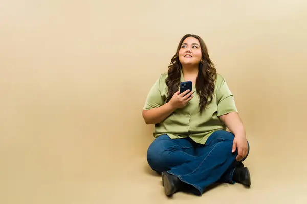 Mulher Latina Bonita Size Sentado Com Telefone Ambiente Estúdio Olhando Imagens De Bancos De Imagens