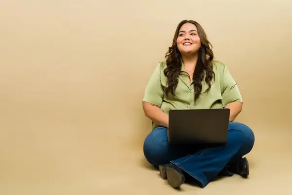 Feliz Mulher Size Posando Com Laptop Contra Fundo Estúdio Bege Fotos De Bancos De Imagens