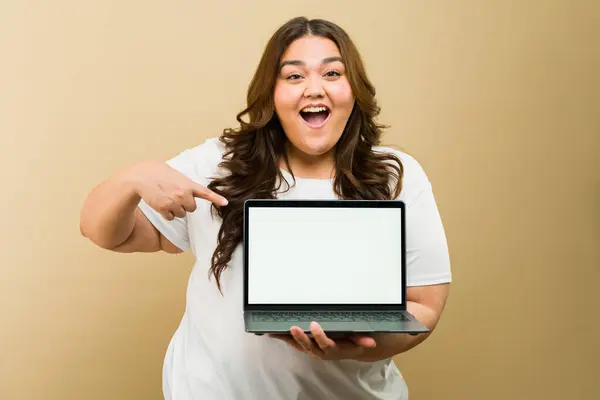 Joyful Vrouw Met Een Laptop Met Een Mock Display Ideaal Rechtenvrije Stockafbeeldingen