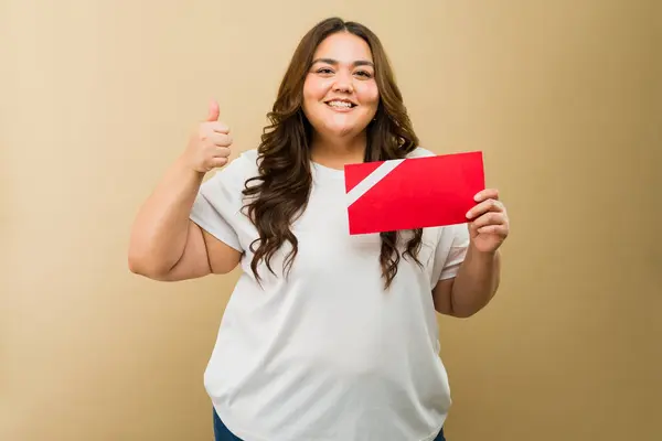 Sorrindo Sobrepeso Mulher Latina Estúdio Segurando Cartão Presente Vermelho Dando Imagens De Bancos De Imagens Sem Royalties