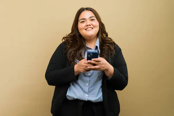 Gelukkig Size Vrouw Professionele Kleding Poseren Met Haar Telefoon Een Stockfoto