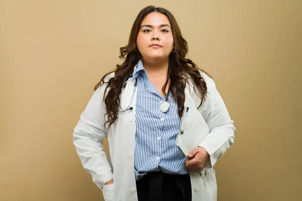Självsäker Professionell Kvinnlig Läkare Med Ett Stetoskop Och Labbrock Poser Stockbild