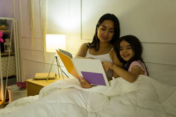 Spanyol Anne Geceleri Rahat Yatak Odalarında Kızına Masal Okuyarak Sevgi - Stok İmaj