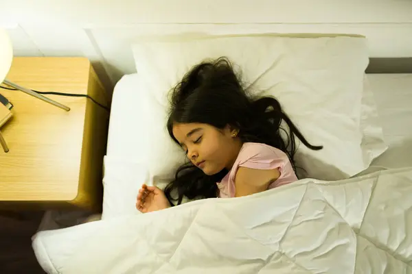 Zoet Hispanic Jong Meisje Rustig Slapen Haar Comfortabele Slaapkamer Met Rechtenvrije Stockafbeeldingen