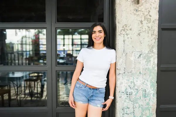 Zelfverzekerde Jonge Latin Vrouw Een Blanco Wit Shirt Staat Casual Stockafbeelding