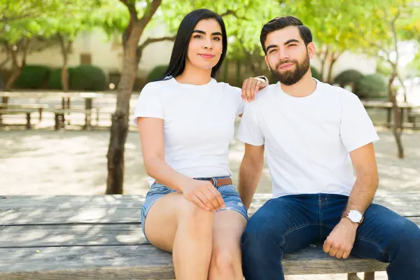 Latijnse Echtpaar Hun Jeugd Het Dragen Van Effen Witte Shirts Rechtenvrije Stockfoto's