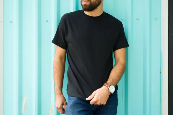 Primer Plano Hombre Elegante Que Lleva Una Camiseta Negra Lisa Imagen de stock