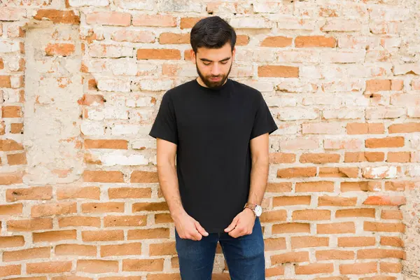 Spaanse Man Zijn Jeugd Draagt Een Effen Zwart Shirt Klaar Stockafbeelding