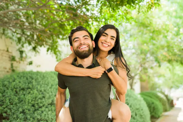 라틴어 그들의 데이트 행복과 애정을 화창한 놀라운 스톡 사진