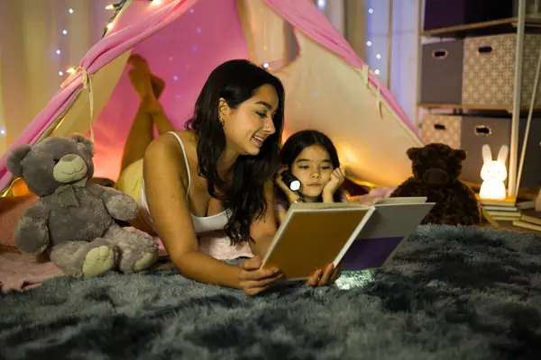 Schöne Hispanische Mutter Und Tochter Lesen Hause Einem Warm Beleuchteten Stockbild