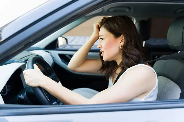 Young Woman Appears Stressed Frustrated While Driving Her Hand Clenched รูปภาพสต็อกที่ปลอดค่าลิขสิทธิ์