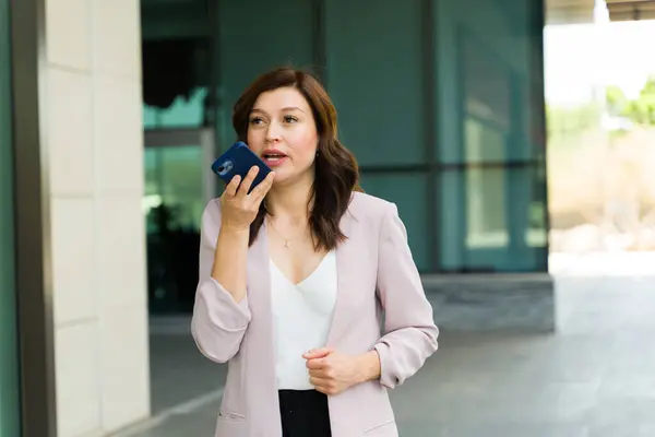 Busy Businesswomanwoman Walking Outdoors City Sending Voice Note Her Smartphone ภาพถ่ายสต็อกที่ปลอดค่าลิขสิทธิ์