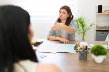 Acemi er, iş görüşmesi sırasında potansiyel bir adayı çağdaş, iyi aydınlatılmış ofis ortamında görevden alıyor.