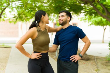 Atletik çift antrenmanlarına ara veriyor, parkta birlikte vakit geçiriyorlar.