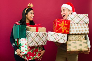 Heyecanlı çift, bayram hediyelerini mutlulukla taşıyor, birlikte gülüyor ve eğleniyorlar.