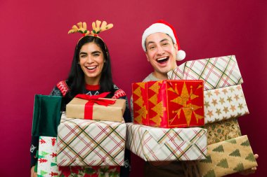 Mutlu çift Noel kıyafetleri giyer ve tatillerde birlikte eğlenirken bir sürü hediye alır.